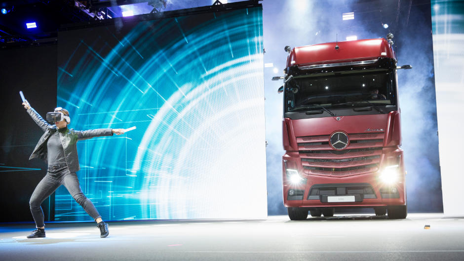 Centrepiece of the exhibition stand: the stage show for the new Actros in hall 14/15.