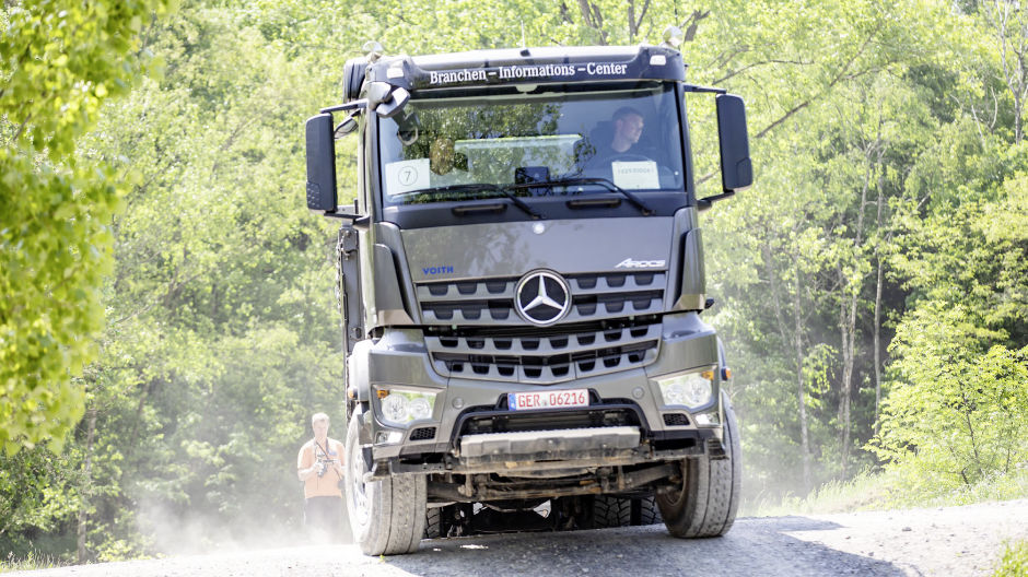 Powerful lorries under tough conditions: the RoadStars drivers are thrilled by the off-road course.