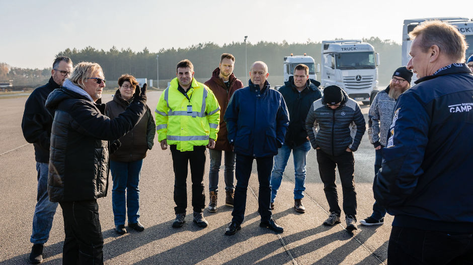 Στο πλαίσιο της αποκλειστικής εκπαίδευσης στις εγκαταστάσεις του κέντρο ασφαλούς οδήγησης Berlin-Brandenburg, οι 48 οδηγοί RoadStars από 13 χώρες πέρασαν μια αξέχαστη ημέρα.