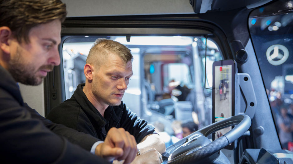 Andreas Suhr, driver from Hamburg (here with salesman Sören Schling), is fascinated by the multimedia cockpit: "You operate it just like a mobile phone, great!" 