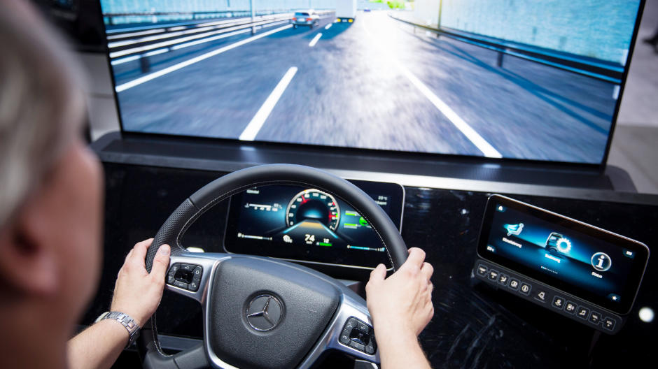 Den nye Active Drive Assist kan bremse, accelerere og styre. Systemet omfatter for første gang delvist automatiseret kørsel i alle hastighedsområder. Simuleringen af systemet kan opleves i Actros Experience Room i hal 14/15.