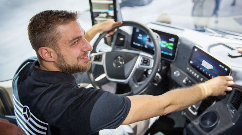 Mocne wrażenia w nowym kokpicie: Chris z Belgii w przekrojowym modelu kabiny kierowcy.