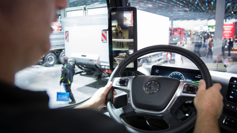 Tehnologie care ușurează viața șoferului: Ron din Olanda analizează cu atenție camera MirrorCam.