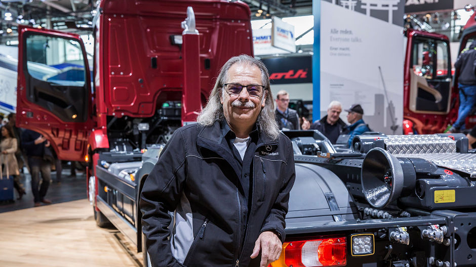 Otto Schäfer huolehtii Mercedes-Benzin messutiimissä autojen niin kutsutuista messukytkennöistä. ”Haluamme esitellä kaikki uudet tekniset ominaisuudet toiminnassa, mutta täällä hallissa on otettava huomioon, ettei kuorma-autojen moottoreita voi käynnistää.”