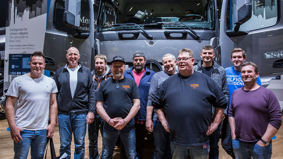 Bedrijfsuitstapje met tien man: Actros-bestuurder Tilo Fichtner en zijn collega's van Vogel Transporte laten zich informeren over de nieuwtjes bij bouwvoertuigen.