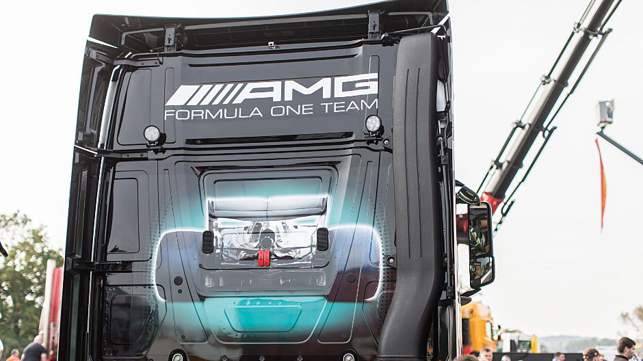 Airbrush is troef! Agnes is naar de truckersbijeenkomst in Le Mans gegaan met de Actros van een collega, die is beschilderd met afbeeldingen rond het Formule 1-team Mercedes-AMG Petronas Motorsport en is voorzien van de bijbehorende 'Silberpfeil'.