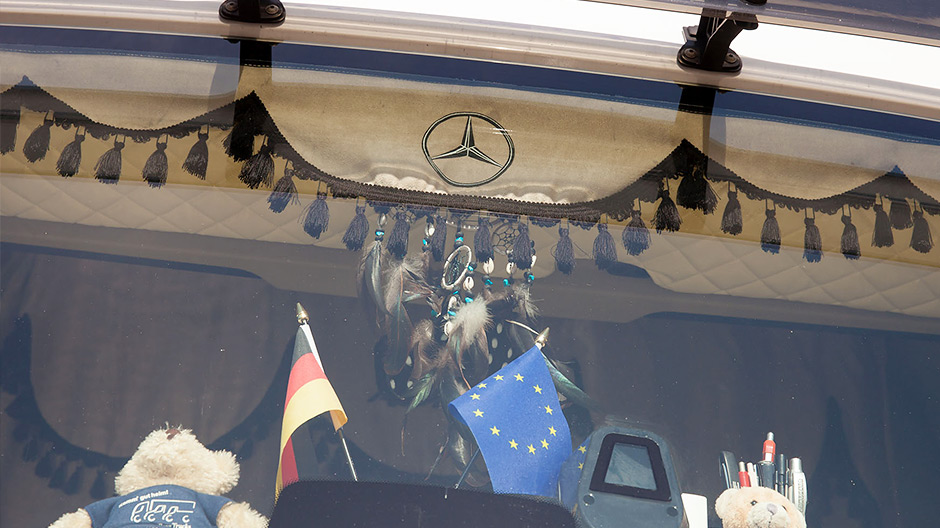 Kargo olarak cam, dekorasyon olarak köpek: Jörg her hafta 20 ila 30 müşterinin ihtiyacını gideriyor ve "salon" adını sonuna kadar hak eden bir sürücü kabini ile yolculuk yapıyor.