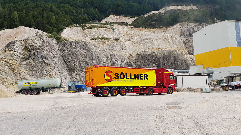 Consistent – right into the cab: the colour concept of Christian's Actros is implemented consistently and mirrors the colours of the Söllner Group logo.