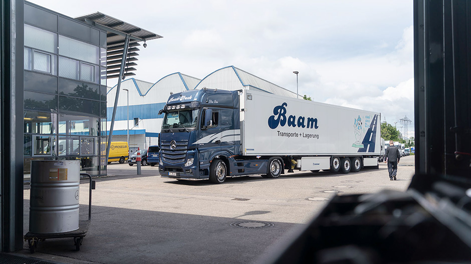 Trailer check included: Patrick Vögele from S&G Automobile AG in Karlsruhe takes on the scheduled job of changing the brake pads on the refrigerated trailer.