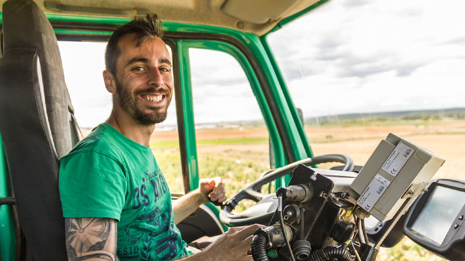 Plný nadšení pro zemědělství a výživu: Víctor Hernández ve svém voze Unimog 300.