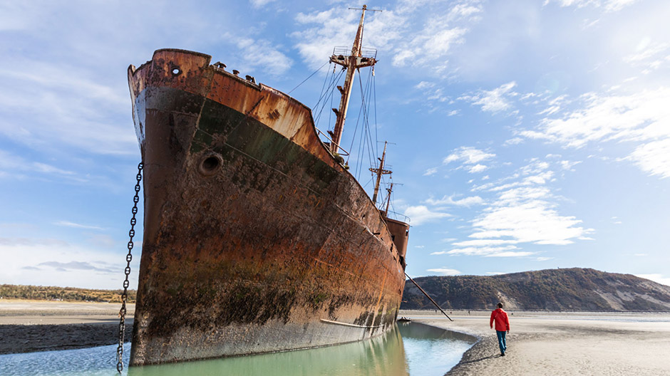 El «Desdémona» quedó varado en una playa de Tierra de Fuego tras una emergencia marítima. Así, el capitán salvó la vida de su tripulación.