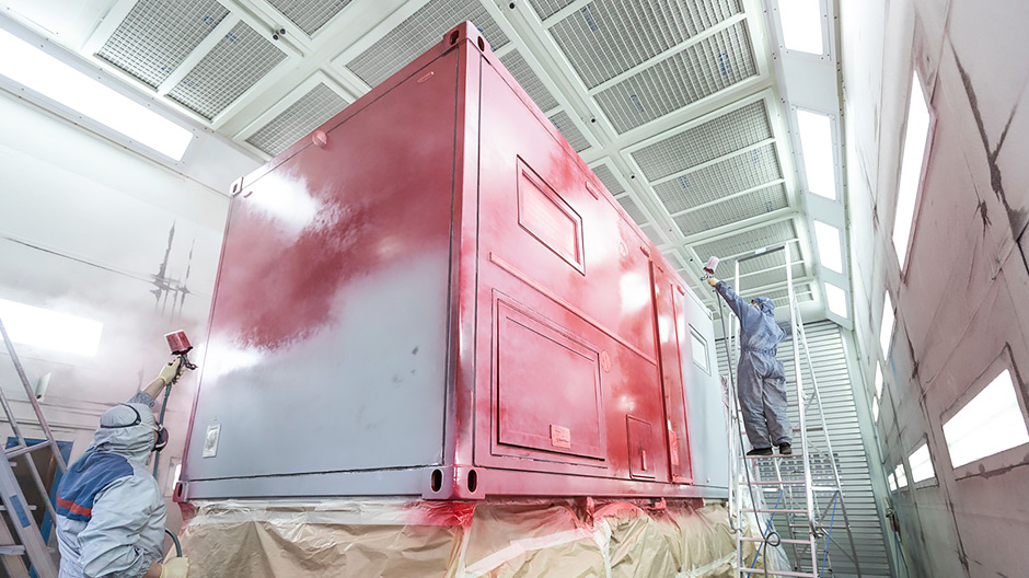 Los Kammermann encargaron que se pintara la cabina y el furgón del Axor. De los preparativos, como el despegue de las juntas, y también de los trabajos posteriores, por ejemplo de la nueva instalación de los paneles solares, se encargaron ellos mismos.