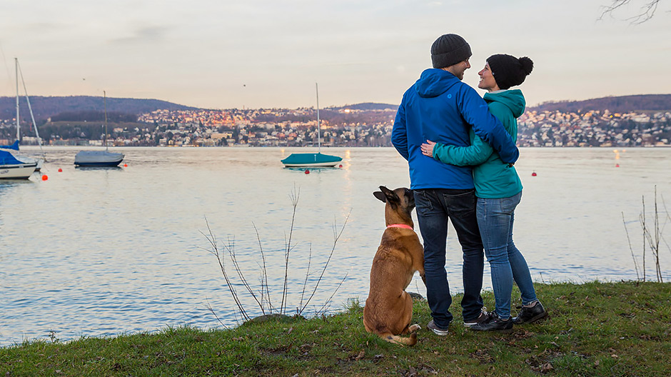 Outre l’organisation de leur tour du monde de trois ans, Andrea et Mike ont travaillé eux-mêmes sur leur Axor – cela n’a pas laissé beaucoup de temps pour profiter de la vue sur le lac de Zurich au bord duquel le couple avait campé quelque temps.