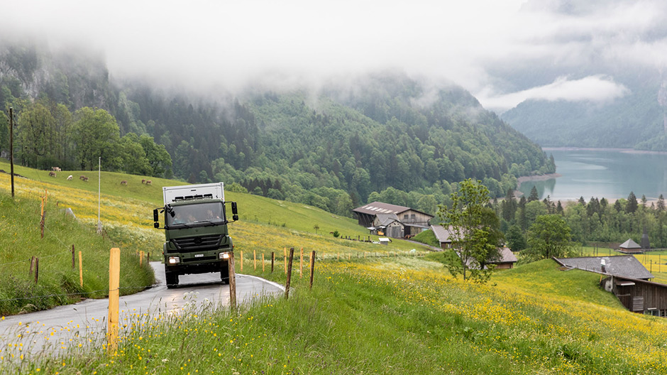 Kammermann ailesi Nisan ayından beri keşif aracında İsviçre dağlarında hazırlık yapıyor. Fotoğraflar, Glarus kantonundaki Klöntalersee'de gerçekleştirilen buluşmada çekildi.