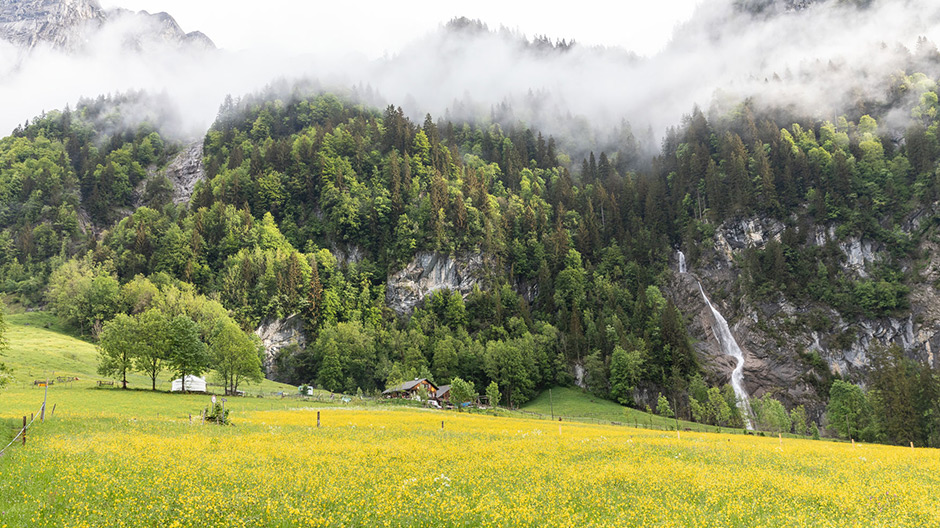 Förberedelse bland bergen i Schweiz. Sedan april bor Kammermanns i sitt expeditionsfordon. Fotografierna togs när vi träffade dem båda vid sjön Klöntalersee i kantonen Glarus.