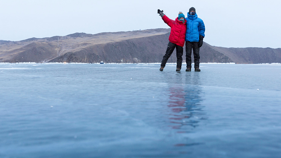 Lysende blå is – og en trofast hjælper: Når der er noget, der skal tøs op i den sibiriske vinter, tyr Kammermann-parret som regel til deres hårtørrer.