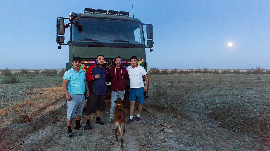 İlk kar yağışı ve bolca çamur: Kammermann ailesinin batıdan doğuya 4.500 kilometre katederek geçtiği Kazakistan, maceraya son derece elverişli bir yer olduğunu gösterdi.