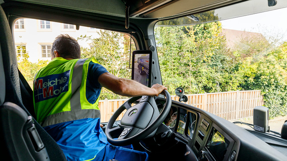 MirrorCam ja Display auttavat myös huomattavasti ajoneuvoa liikuteltaessa ja kuormaa purettaessa.