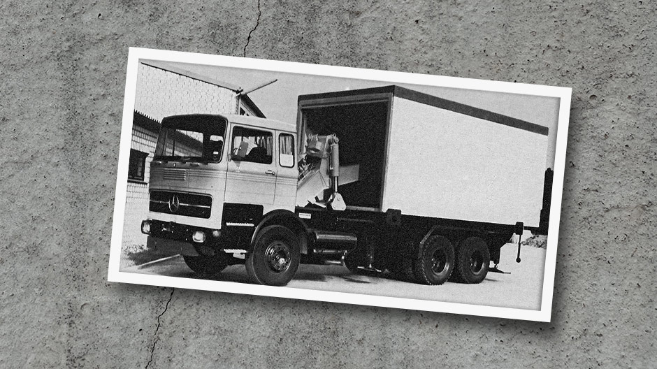 Loading, hoisting, unloading: no prefabricated garage was a problem for the Portakabin transporter.