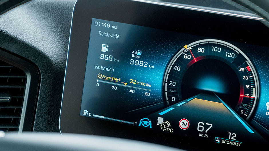 Simbolul de volan de culoare albastră și animația străzii 3-D pe display arată că Active Drive Assist preia controlul.