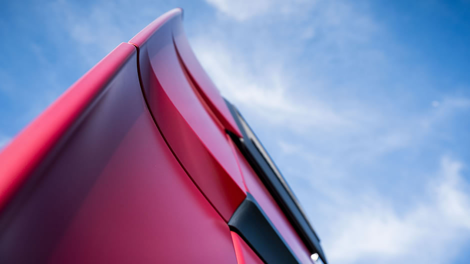 Konkavt utformade sidoklaffar förbättrar aerodynamiken liksom nya vindavvisare på sidorutorna. Men den största effekten på det området har de nya backspegelkamerorna.