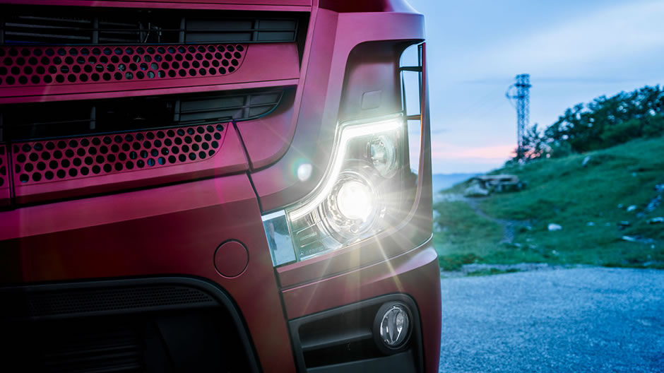 Unmistakeable: the curved light signature makes the Actros unmistakeable both during the day and at night. Plus, in combination with the dipped beams, it ensures perfect illumination of the road. The new Intelligent Light headlamp system comprises LED daytime running lights, an automatic main and dipped beam, an automatic cornering light and front fog lamps.