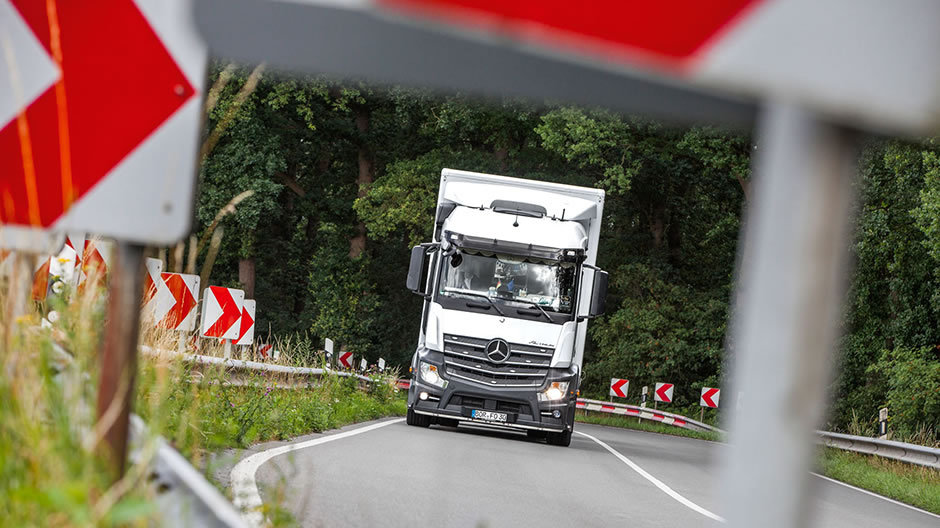 Camioanele Actros ale companiei de familie din regiunea Münster pornesc determinate spre magazinele mari de bricolaj din toată Germania, dar și din Elveția.
