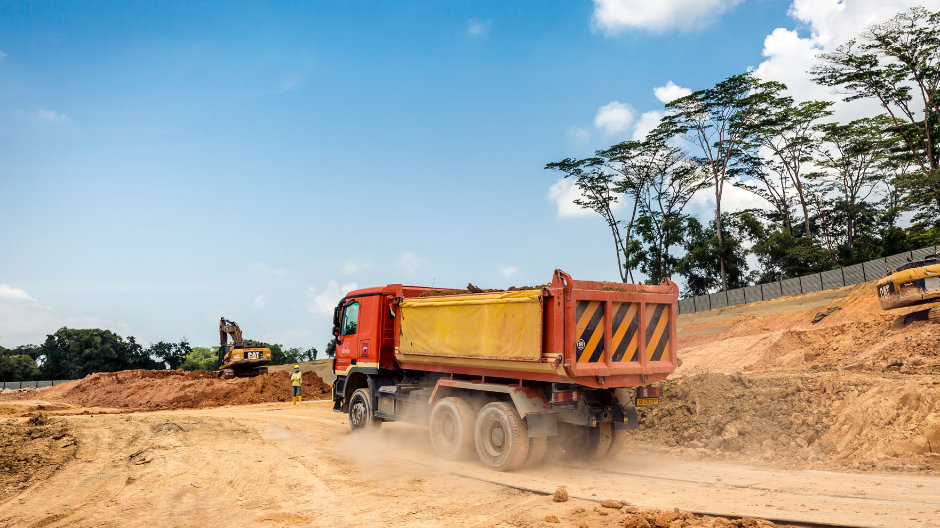 Enorme klus. In het stadscentrum van Singapore graaft Huationg Global Limited complete heuvels af. Bij elk bouw­project verplaatsen de Actros-trucks van het bedrijf gemiddeld maar liefst 1 miljoen kubieke meter grond.