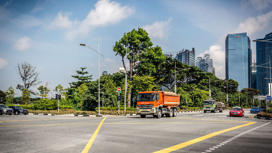 Nové silnice. Společností Huationg Global Limited vybudovaná dálnice Marina Coastal Expressway (MCE) spojuje centrum Singapuru s nedávno postavenými městskými čtvrtěmi Marina South a East.