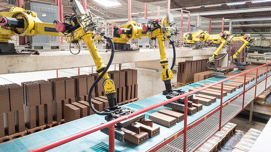 İnşaat için ileri teknoloji. La Paloma Cerámicas şirketinde robotlar, tuğla üretimi sırasında verimlilik sağlıyor.