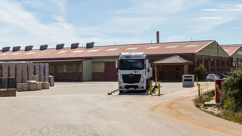 Ex-works to the customer. Within a radius of 150 kilometres from the factories, a fleet of Actros 1848 models transports the products.