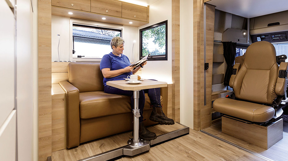 Spacious. The living area in the horse truck is directly behind the cab. From special lighting concepts to top-quality surfaces – almost every customer request is possible.