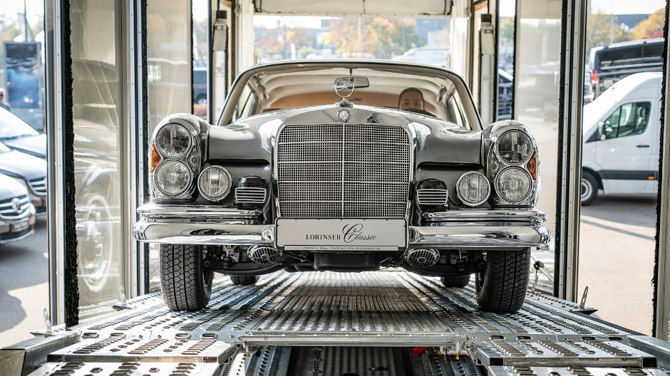 Magnífico. Um Mercedes-Benz 300 SE/Coupé de 1966 sobe a rampa de carga do porta-carros fechado.