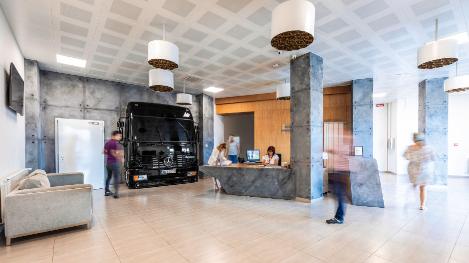 Den første Actros. Foyeren i virksomhedens hovedkvarter i Piteşti: »Vi vil altid kunne se, hvordan vi startede«, siger Raluca Dolofan om indretningen i indgangsområdet.