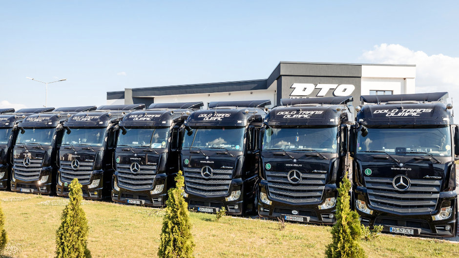 Για τη Dolo Trans Olimp κάνουν δρομολόγια 390 σύγχρονα φορτηγά. Φέτος αναμένεται να προστεθούν στο στόλο 100 καινούρια Actros.