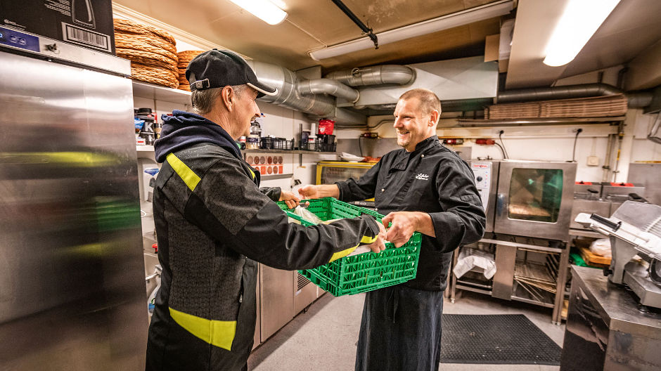 Manos a la obra. El conductor Stig André Madsen desacopla el remolque antes de entregar el pedido a Dag Steinar Fredriksen Myklebust, cocinero del restaurante Anker Brygge.