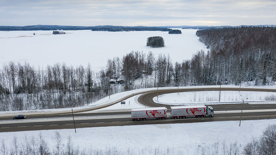 Uzak mesafeler, sert sıcaklıklar: Finlandiya nakliyecileri sert koşullar altında çalışır ve burada zeki çözümler gereklidir. Vähälä Logistics şirketi bu çözümü yeni Actros ile buldu.