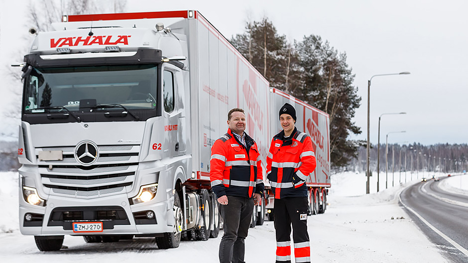 Tudo sob controlo: o motorista Elias Salonen (dir.), sobrinho do CEO Ville Vähälä, familiarizou-se de imediato com o novo Actros na sua configuração de camião longo.