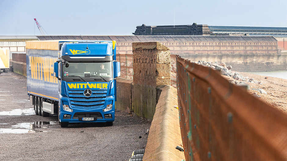 V Doveru. Trucky společnosti Wittwer vozí na ostrov od nákladu novinového papíru až pro díly pro automobilový průmysl - a zpět vozí například zboží k recyklaci.