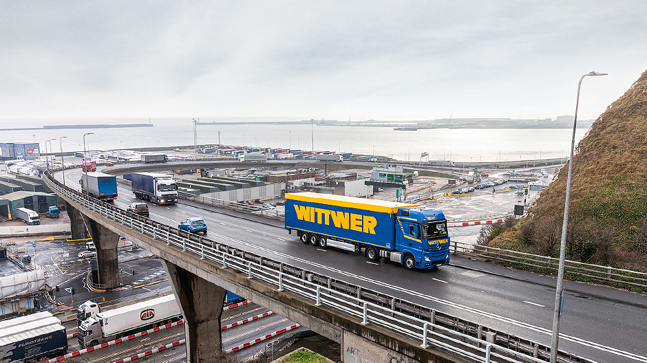 Em Dover. Os camiões Wittwer viajam para a ilha com cargas que vão desde papel de jornal a peças para fornecedores de automóveis - e regressam, por exemplo, com material para reciclagem.