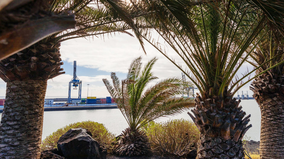 Materiales para el puerto. Los camiones del Grupo Tiagua transportan más de 500 000 toneladas de áridos al año.