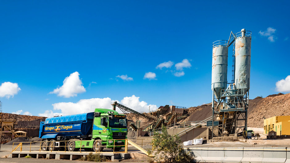 Bouwmateriaal voor de haven. Jaarlijks transporteren de trucks van de Grupo Tiagua ongeveer 500000 ton granulaten over het hele eiland.