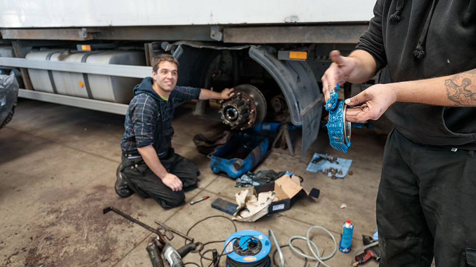 Formé pour travailler sur la marque à l'étoile. La maintenance des camions a lieu dans l'atelier de l'entreprise où s'affairent les mécaniciens automobiles spécialement employés.