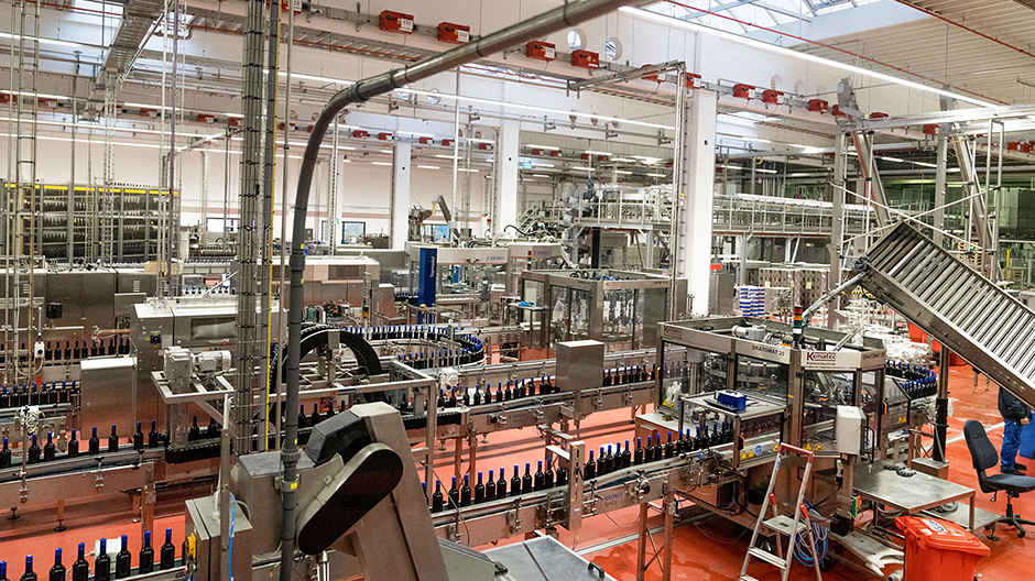 From all over the world: in addition to produce from the region, six fully-automatic bottling stations also fill bottles with wine from the Mediterranean region and overseas.