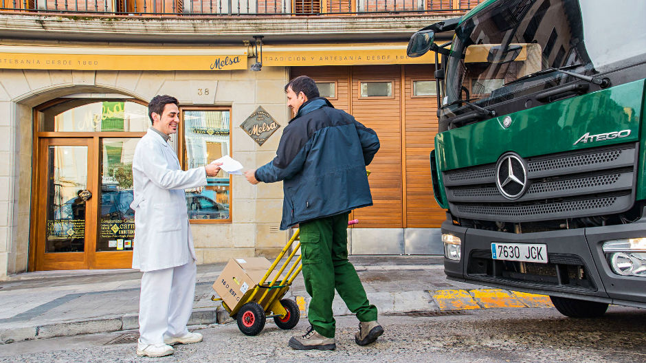 Od wsi do wsi. Kierowcy firmy Copima, między nimi Luis Lleida, utrzymują bardzo przyjazne relacje z klientami - wszyscy się wzajemnie znają.