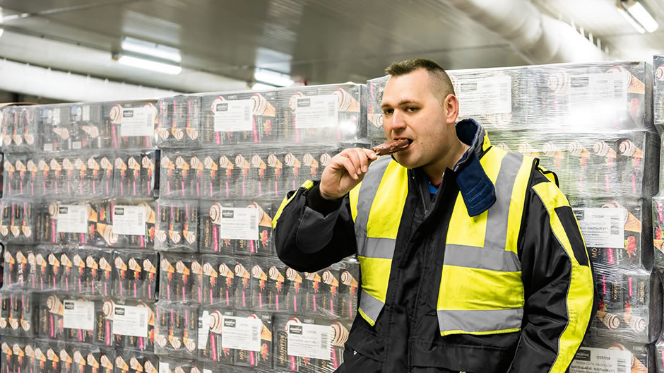 Zoete pauze. Medewerkers zoals Malte Abraham, elektricien in het semigeautomatiseerde depot voor kleine producten, mogen zich regelmatig op een ijsje trakteren.