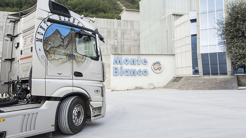 Nádherné výhledy. Firma Monte Bianco má své sídlo ve městě Stallavena di Grezzana, přímo na úpatí hory. Hlavní páteř vozového parku tvoří čtyři vozy Actros.