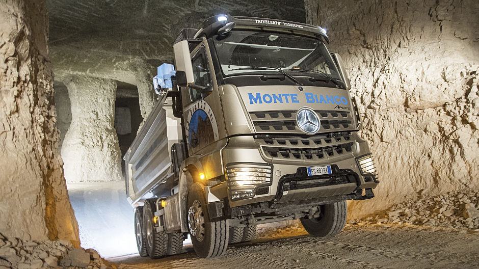Arocs “vozidlo pro lom”. 3nápravový sklápěč společnosti Monte Bianco se prokousává obrovským systémem tunelů údolí Valpantena.