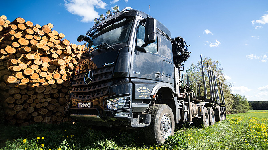 Robust in action. The Arocs 3351 is precisely the right vehicle for Josef Jaša when it's time to load wood in off-road terrain.