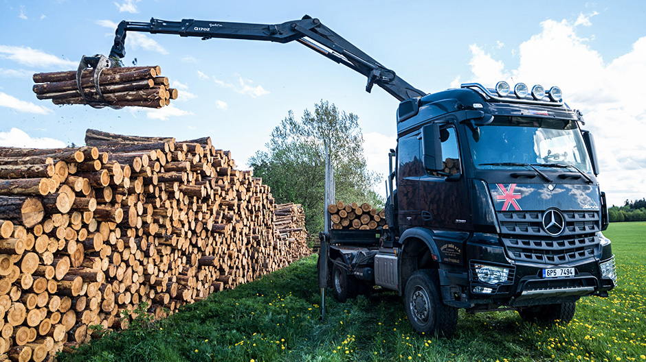Wytrzymały w pracy. Arocs 3351 jest dla Josefa Jašy dokładnie takim pojazdem, jakiego mu potrzeba, gdy przychodzi do załadunku drewna w terenie.